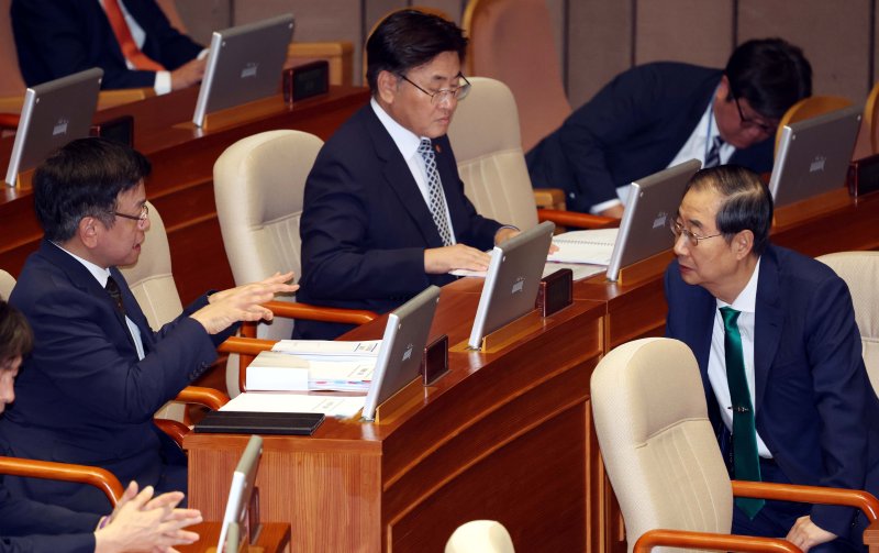 [서울=뉴시스] 조성봉 기자 = 한덕수 국무총리가 11일 오후 서울 여의도 국회에서 열린 제418회국회(정기회) 제6차 본회의 대정부질문(경제)에서 최상목(왼쪽) 경제부총리 겸 기재부 장관과 대화하고 있다. 2024.09.11. suncho21@newsis.com