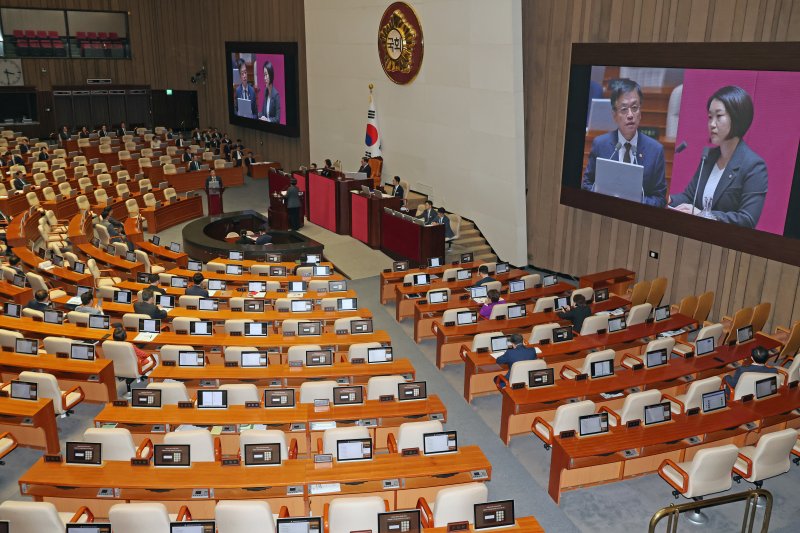 [서울=뉴시스] 조성우 기자 = 이소영 더불어민주당 의원이 11일 오후 서울 여의도 국회에서 열린 제418회국회(정기회) 제6차 본회의 대정부질문(경제)에서 최상목 경제부총리 겸 기획재정부 장관에게 질의하는 가운데 다수 의석이 비어 있다. 2024.09.11. xconfind@newsis.com