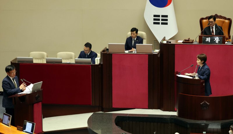 [서울=뉴시스] 조성봉 기자 = 이언주 더불어민주당 의원이 11일 오후 서울 여의도 국회에서 열린 제418회국회(정기회) 제6차 본회의 대정부질문(경제)에서 최상목 경제부총리 겸 기재부 장관에게 질의를 하고 있다. 2024.09.11. suncho21@newsis.com