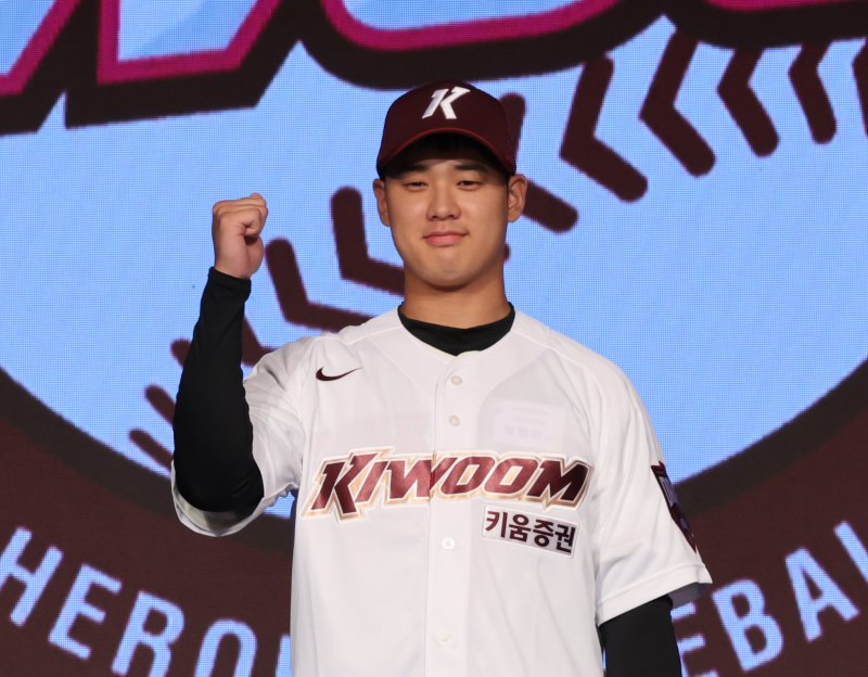 11일 오후 서울 송파구 롯데호텔월드에서 열린 '2025 KBO 신인 드래프트'에서 키움 히어로즈 1라운드 1순위 지명된 덕수고 정현우가 포즈를 취하고 있다. 뉴시스