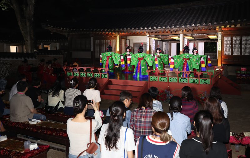 11일 오후 서울 종로구 창덕궁에서 열린 달빛기행 사전행사에서 참가자들이 전통공연을 관람하고 있다. 2024.9.11/뉴스1 ⓒ News1 김진환 기자