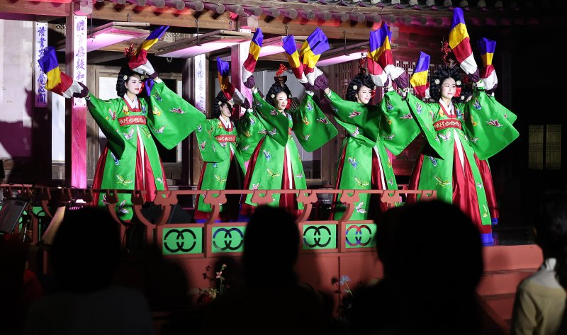 11일 오후 서울 종로구 창덕궁에서 열린 달빛기행 사전행사에서 참가자들이 전통공연을 관람하고 있다. 2024.9.11/뉴스1 ⓒ News1 김진환 기자