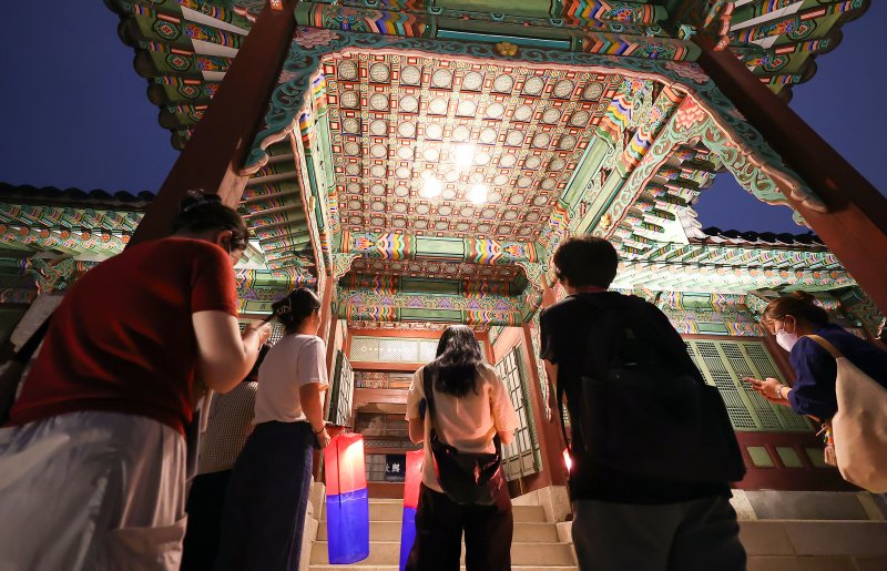 11일 오후 서울 종로구 창덕궁에서 열린 달빛기행 사전행사에서 참가자들이 궁내를 들러보고 있다. 2024.9.11/뉴스1 ⓒ News1 김진환 기자