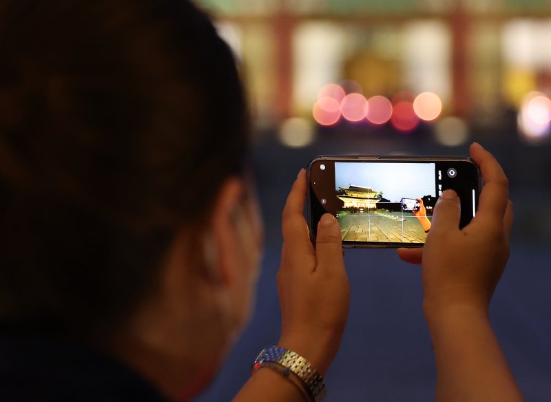 11일 오후 서울 종로구 창덕궁에서 열린 달빛기행 사전행사에서 참가자들이 인정전을 스마트폰으로 촬영하고 있다. 2024.9.11/뉴스1 ⓒ News1 김진환 기자