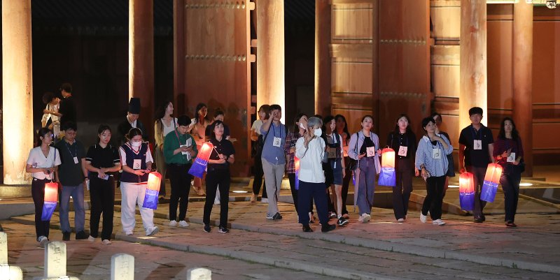 11일 오후 서울 종로구 창덕궁에서 열린 달빛기행 사전행사에서 참가자들이 궁내를 들러보고 있다. 2024.9.11/뉴스1 ⓒ News1 김진환 기자