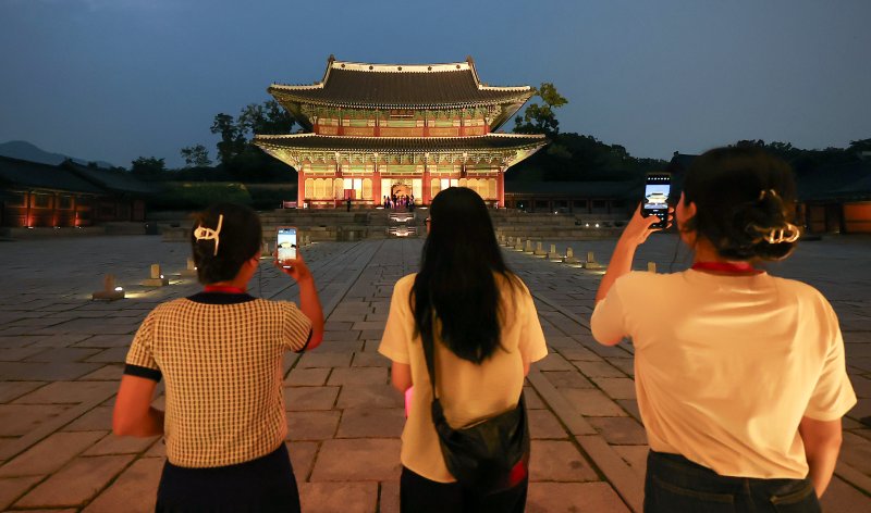 11일 오후 서울 종로구 창덕궁에서 열린 달빛기행 사전행사에서 참가자들이 인정전을 스마트폰으로 촬영하고 있다. 2024.9.11/뉴스1 ⓒ News1 김진환 기자