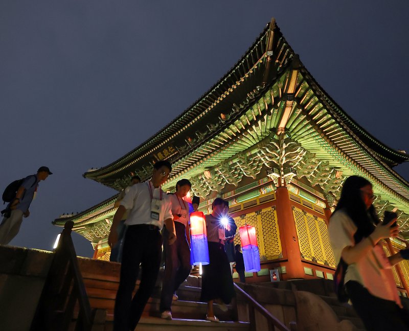 11일 오후 서울 종로구 창덕궁에서 열린 달빛기행 사전행사에서 참가자들이 궁내를 들러보고 있다. 2024.9.11/뉴스1 ⓒ News1 김진환 기자