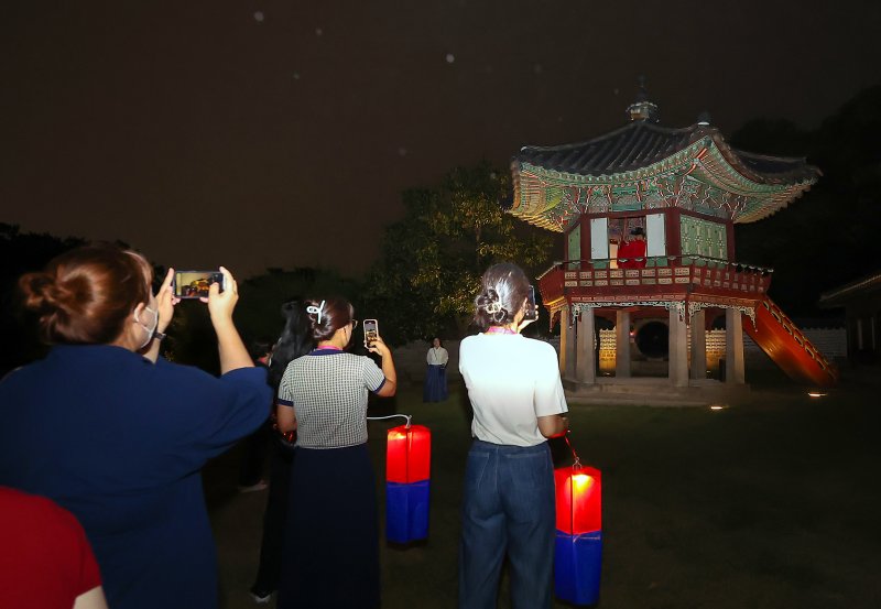 11일 오후 서울 종로구 창덕궁에서 열린 달빛기행 사전행사에서 참가자들이 대금 연주를 관람하고 있다. 2024.9.11/뉴스1 ⓒ News1 김진환 기자