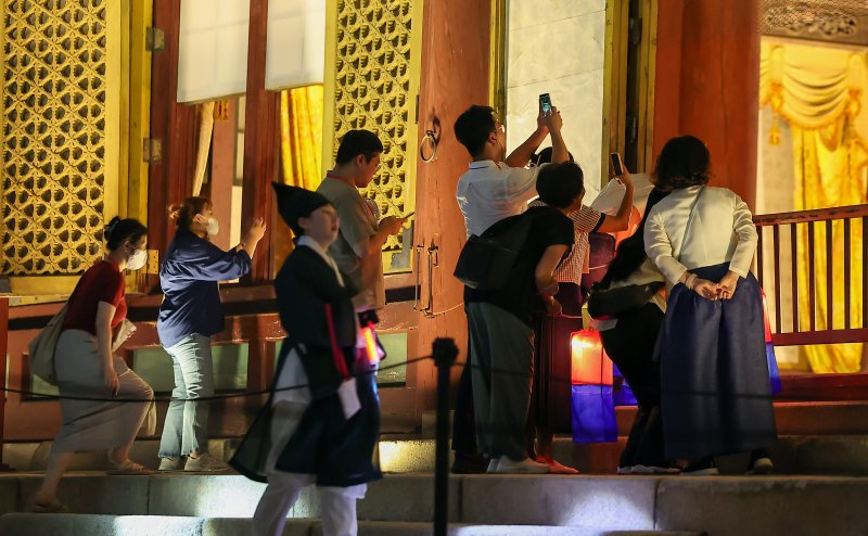 11일 오후 서울 종로구 창덕궁에서 열린 달빛기행 사전행사에서 참가자들이 궁내를 들러보고 있다. 2024.9.11/뉴스1 ⓒ News1 김진환 기자