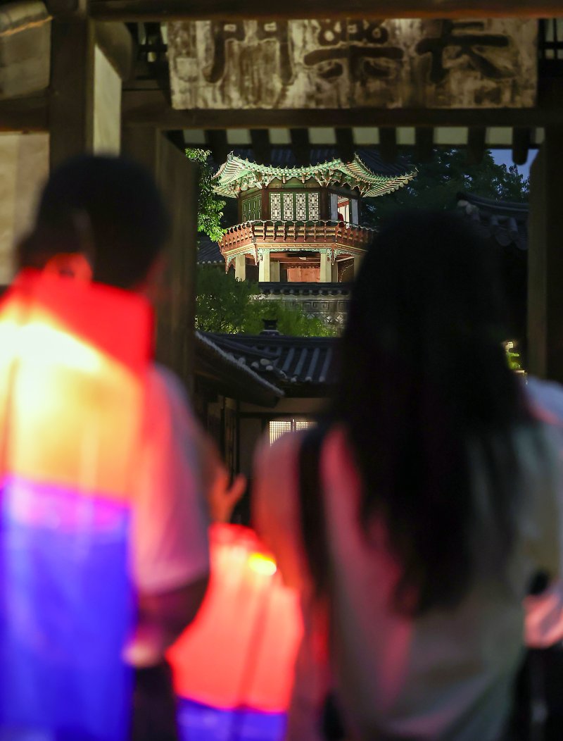 11일 오후 서울 종로구 창덕궁에서 열린 달빛기행 사전행사에서 참가자들이 궁내를 스마트폰으로 촬영하고 있다. 2024.9.11/뉴스1 ⓒ News1 김진환 기자