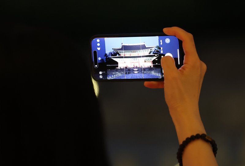 11일 오후 서울 종로구 창덕궁에서 열린 달빛기행 사전행사에서 참가자들이 인정전을 스마트폰으로 촬영하고 있다. 2024.9.11/뉴스1 ⓒ News1 김진환 기자