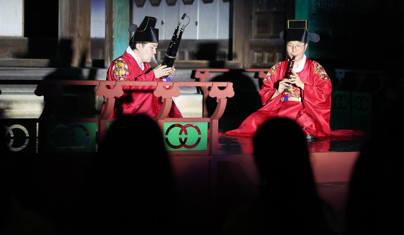 11일 오후 서울 종로구 창덕궁에서 열린 달빛기행 사전행사에서 참가자들이 전통공연을 관람하고 있다. 2024.9.11/뉴스1 ⓒ News1 김진환 기자