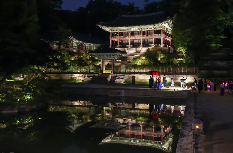 11일 오후 서울 종로구 창덕궁에서 열린 달빛기행 사전행사에서 참가자들이 부용지를 들러보고 있다. 2024.9.11/뉴스1 ⓒ News1 김진환 기자