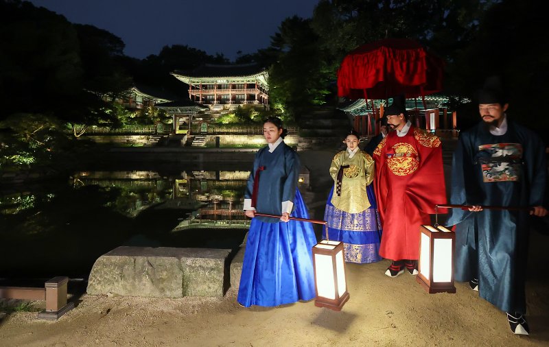 11일 오후 서울 종로구 창덕궁에서 열린 달빛기행 사전행사에서 왕과 왕비가 부용지 앞을 지나고 있다. 2024.9.11/뉴스1 ⓒ News1 김진환 기자