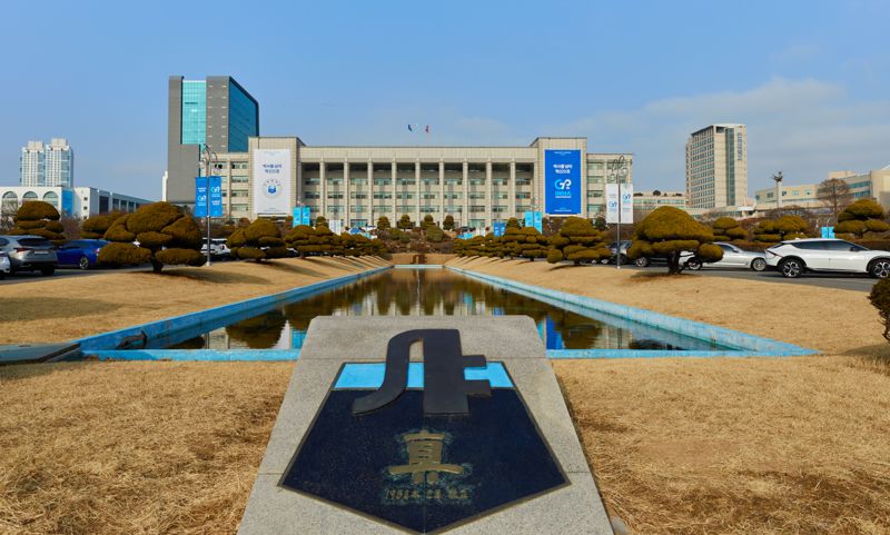 인하대학교는 행복기숙사(가칭) 신축 관련 학생, 교직원, 지역 주민들의 의견 수렴을 위해 오는 10월 8일 공청회를 개최한다. 사진은 인하대 전경. 인하대 제공.