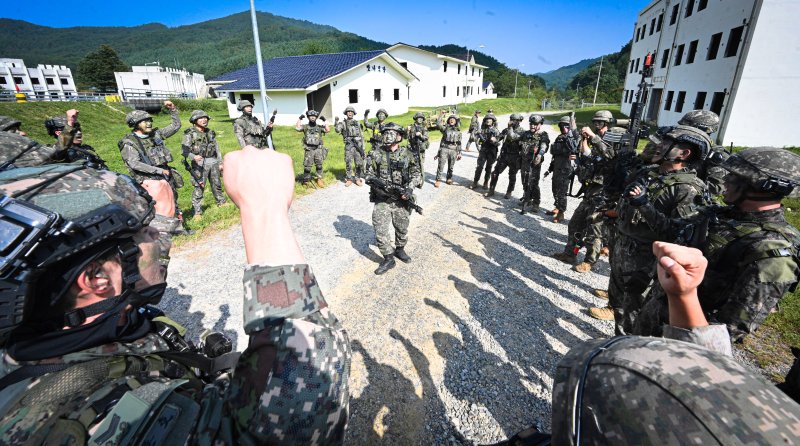 육군은 지난 9일부터 1주일간 강원도 인제에 위치한 육군 과학화전투훈련단에서 주최국인 한국군과 외국군 4개 팀(미국·호주·우즈베키스탄·캄보디아) 등 총 13개 팀 500여 명의 장병들이 참가한 가운데 '제2회 국제 과학화전투 경연대회'를 개최했다고 12일 밝혔다. 사진은 한국군(17사단) 장병이 도시지역전투 시작 직전 결의를 다지기 위해 파이팅을 외치는 모습. 사진=육군 제공