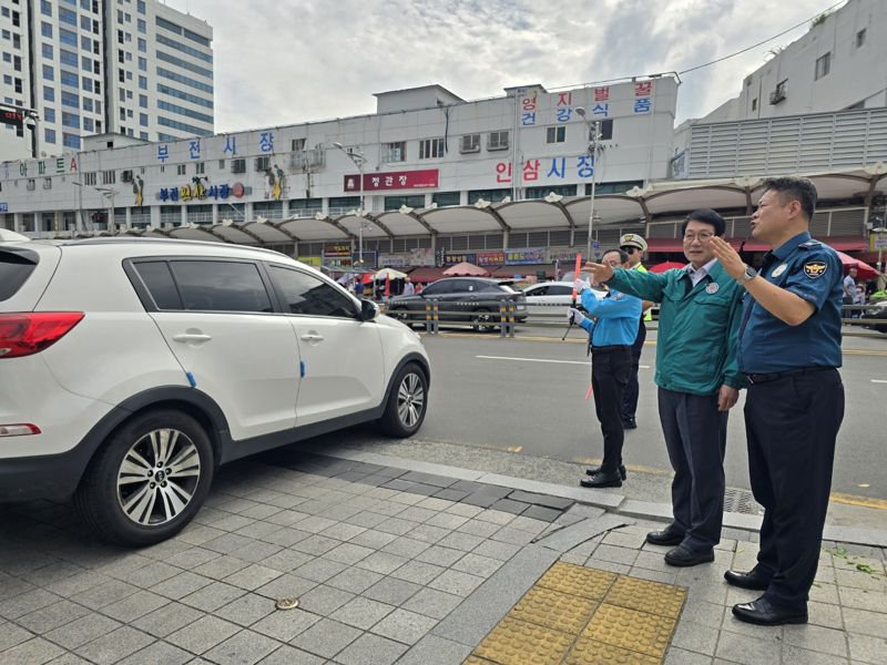 지난 11일 오후 부전시장을 방문한 김철준 자치경찰 위원장(우측에서 두 번째). 부산시 자치경찰위원회 제공