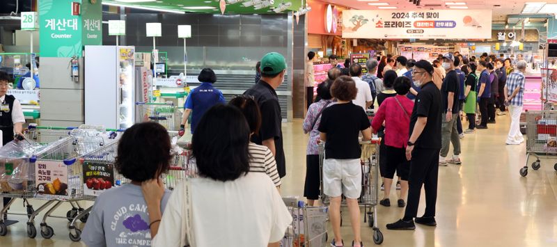 추석 연휴를 앞둔 12일 서울 양재동 하나로마트를 찾은 시민들이 한우를 사기 위해 길게 줄 서 있다.<div id='ad_body2' class='ad_center'></div> 사진=박범준 기자