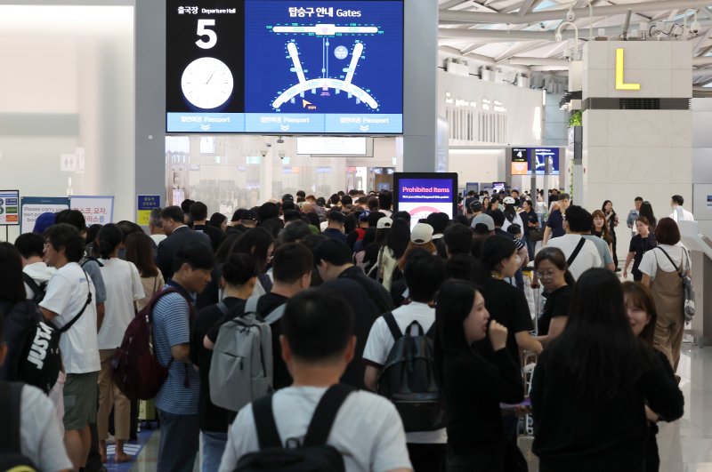 올해 추석 연휴를 앞두고 인천국제공항 1터미널 출국장이 해외 여행을 떠나려는 여행객들로 붐비고 있다. 뉴스1