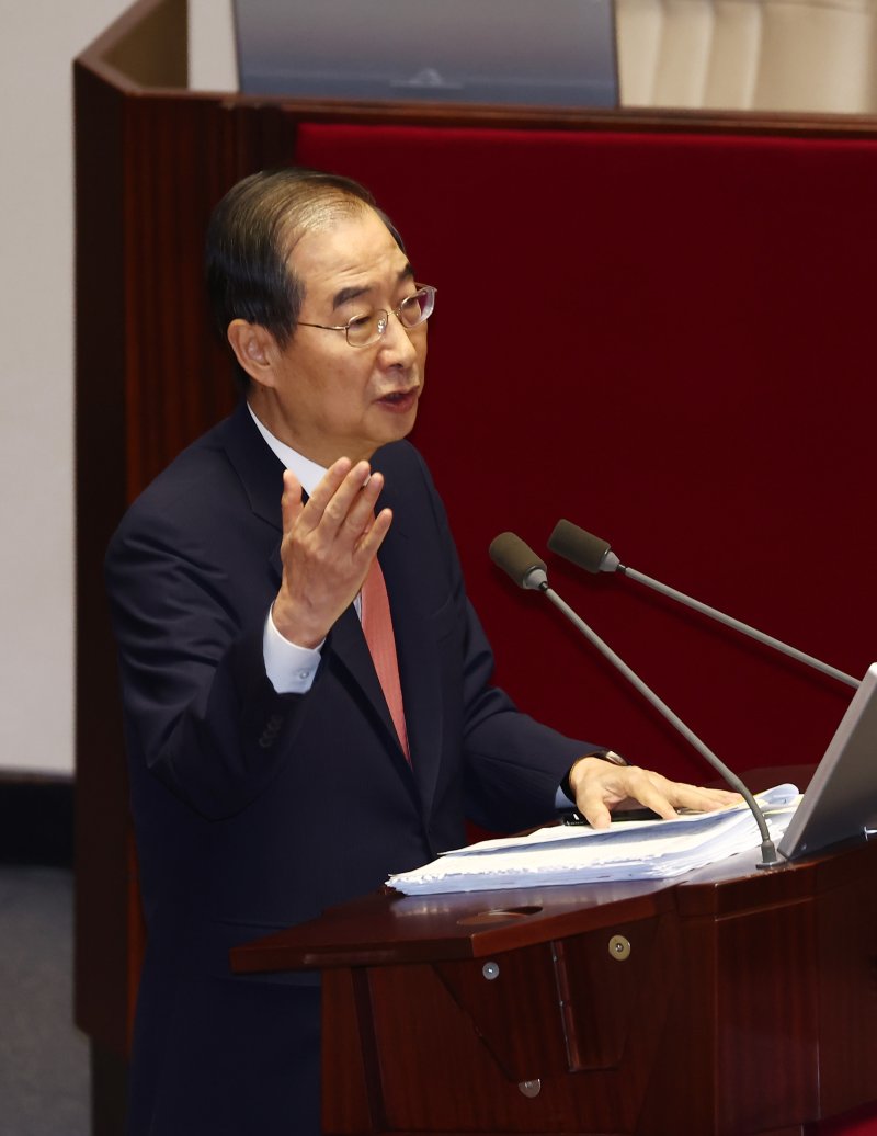 한덕수 국무총리가 12일 오후 국회 본회의장에서 열린 교육·사회·문화 분야 대정부질문에서 야당 의원들이 의료 대란으로 국민이 죽어 가고 있다고 지적하자 "가짜 뉴스"라고 말하며 설전을 벌이고 있다. 뉴스1