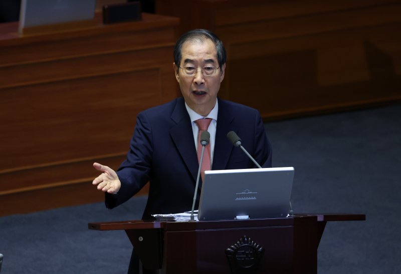 한덕수 국무총리가 12일 서울 여의도 국회에서 열린 제418회국회 본회의 대정부질문에서 항의하는 야당 의원들을 향해 목소리를 높이고 있다. /사진=뉴시스화상