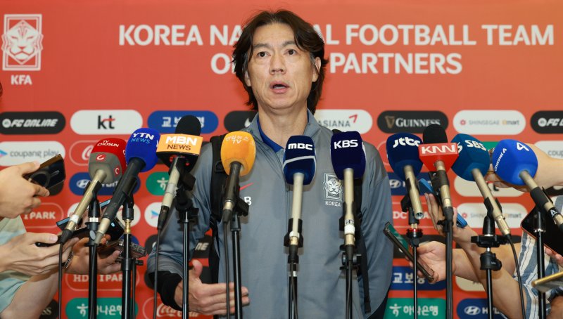 [인천공항=뉴시스] 고범준 기자 = 2026 국제축구연맹(FIFA) 북중미 월드컵 아시아 3차 예선 오만과의 경기에서 첫 승을 거둔 축구대표팀 홍명보 감독이 12일 오후 인천국제공항 제1여객터미널을 통해 귀국해 취재진 질문에 답변하고 있다. 2024.09.12. bjko@newsis.com