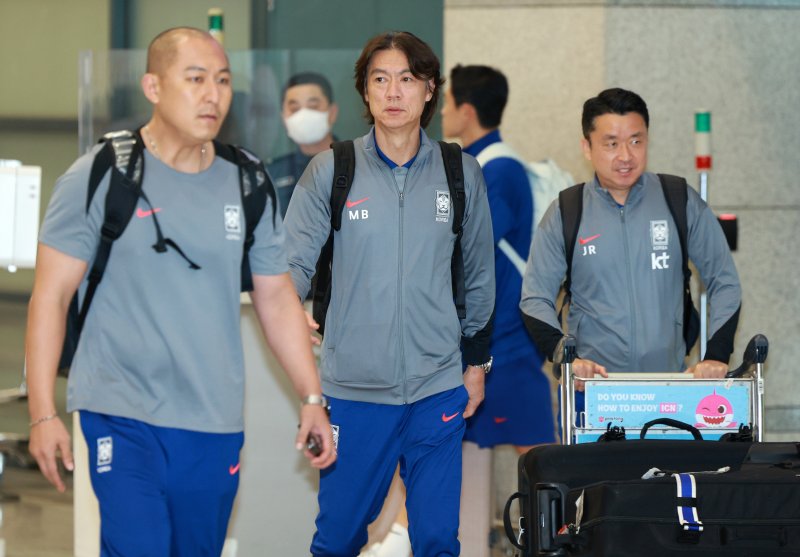 [인천공항=뉴시스] 고범준 기자 = 2026 국제축구연맹(FIFA) 북중미 월드컵 아시아 3차 예선 오만과의 경기에서 첫 승을 거둔 축구대표팀 홍명보 감독이 12일 오후 인천국제공항 제1여객터미널을 통해 귀국하고 있다. 2024.09.12. bjko@newsis.com