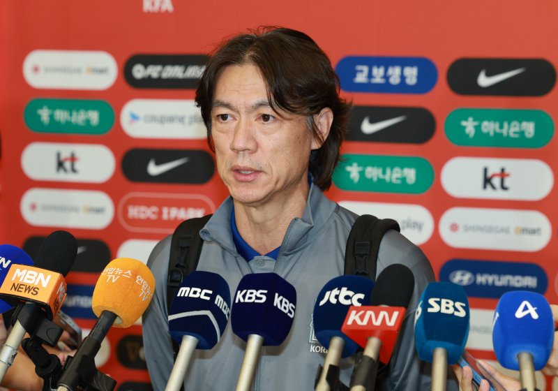 [인천공항=뉴시스] 고범준 기자 = 2026 국제축구연맹(FIFA) 북중미 월드컵 아시아 3차 예선 오만과의 경기에서 첫 승을 거둔 축구대표팀 홍명보 감독이 12일 오후 인천국제공항 제1여객터미널을 통해 귀국해 취재진 질문에 답변하고 있다. 2024.09.12. bjko@newsis.com