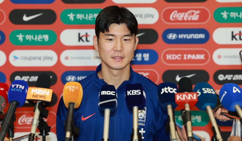 [인천공항=뉴시스] 고범준 기자 = 2026 국제축구연맹(FIFA) 북중미 월드컵 아시아 3차 예선 오만과의 경기에서 첫 승을 거둔 축구대표팀 황문기가 12일 오후 인천국제공항 제1여객터미널을 통해 귀국해 취재진 질문에 답변하고 있다. 2024.09.12. bjko@newsis.com