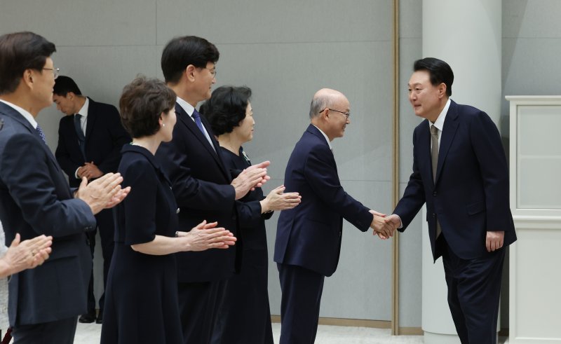 [서울=뉴시스] 조수정 기자 = 윤석열 대통령이 12일 서울 용산 대통령실 청사에서 열린 안창호 국가인권위원장 임명장 및 서승환 국민경제자문회의 부의장, 최양희 국가과학기술자문회의 부의장, 유일호 규제개혁위원회 위원장 위촉장 수여식에 입장하며 안 신임 국가인권위원장과 악수하고 있다. 2024.09.12. chocrystal@newsis.com