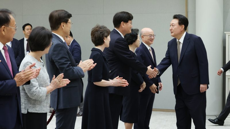 [서울=뉴시스] 조수정 기자 = 윤석열 대통령이 12일 서울 용산 대통령실 청사에서 열린 안창호 국가인권위원장 임명장 및 서승환 국민경제자문회의 부의장, 최양희 국가과학기술자문회의 부의장, 유일호 규제개혁위원회 위원장 위촉장 수여식에 입장하며 서 신임 부의장과 악수하고 있다. 2024.09.12. chocrystal@newsis.com