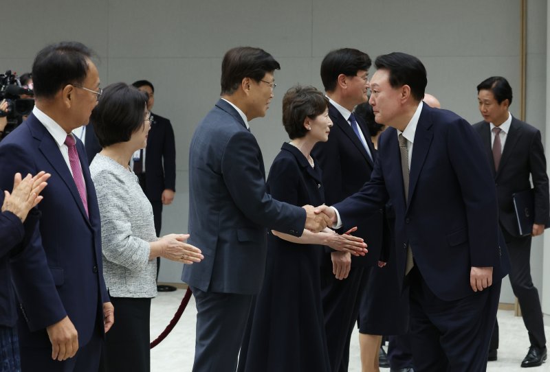 [서울=뉴시스] 조수정 기자 = 윤석열 대통령이 12일 서울 용산 대통령실 청사에서 열린 안창호 국가인권위원장 임명장 및 서승환 국민경제자문회의 부의장, 최양희 국가과학기술자문회의 부의장, 유일호 규제개혁위원회 위원장 위촉장 수여식에 입장하며 최 신임 부의장과 악수하고 있다. 2024.09.12. chocrystal@newsis.com