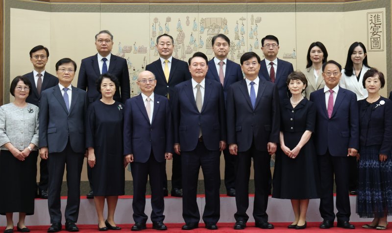 [서울=뉴시스] 조수정 기자 = 윤석열 대통령이 12일 서울 용산 대통령실 청사에서 열린 안창호 국가인권위원장 임명장 및 서승환 국민경제자문회의 부의장, 최양희 국가과학기술자문회의 부의장, 유일호 규제개혁위원회 위원장 위촉장 수여식에서 참모진과 함께 기념촬영을 하고 있다. 앞열 왼쪽부터 최 부의장 배우자, 최 부의장, 안 위원장 배우자, 안 위원장, 윤 대통령, 서 부의장, 서 부의장 배우자, 유 위원장, 유 위원장 배우자, 뒷열 왼쪽부터 이정민 인사제도비서관, 박상욱 과학기술수석, 전광삼 시민사회수석, 김주현 민정수석, 장상윤 사