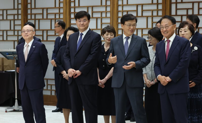 [서울=뉴시스] 조수정 기자 = 안창호(앞열 왼쪽부터) 국가인권위원장, 서승환 국민경제자문회의 부의장, 최양희 국가과학기술자문회의 부의장, 유일호 규제개혁위원회 위원장이 12일 서울 용산 대통령실 청사에서 열린 윤석열 대통령의 임명장 및 위촉장 수여식을 기다리며 대화하고 있다. 2024.09.12. chocrystal@newsis.com