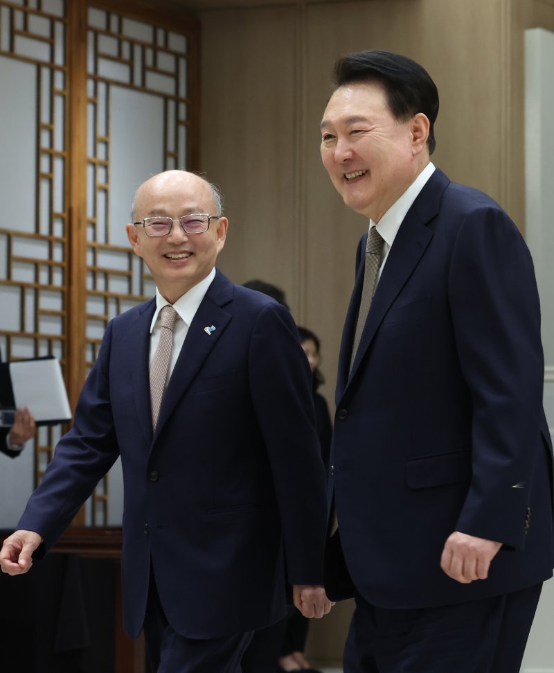 [서울=뉴시스] 조수정 기자 = 윤석열 대통령이 12일 서울 용산 대통령실 청사에서 열린 안창호 국가인권위원장 임명장 및 서승환 국민경제자문회의 부의장, 최양희 국가과학기술자문회의 부의장, 유일호 규제개혁위원회 위원장 위촉장 수여식을 마친 뒤 안 신임 위원장과 함께 환담장으로 향하고 있다.<div id='ad_body3' class='mbad_bottom' ></div> 2024.09.12. chocrystal@newsis.com