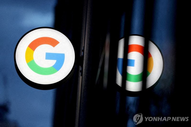 FILE PHOTO: The logo for Google is seen at the Google Store Chelsea in Manhattan, New York City, U.S., November 17, 2021. REUTERS/Andrew Kelly/File Photo