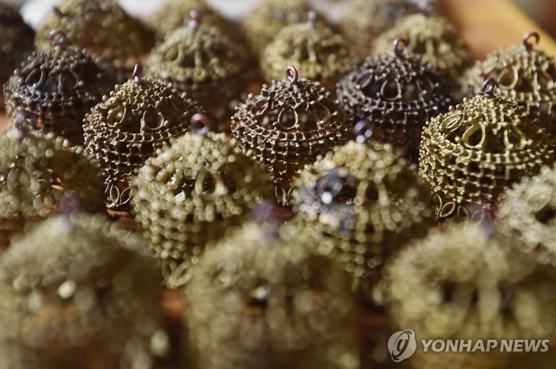 금 소재 귀금속 epa11578698 Gold jewelry on display at a workshop in Karachi, Pakistan, 01 September 2024. Gold prices in Pakistan saw an increase on 31 August, with the price per tola rising by Rs1,000 (approximately 3.65USD) to reach Rs262,500 (about 958.43USD), despite a decline in international gold ra