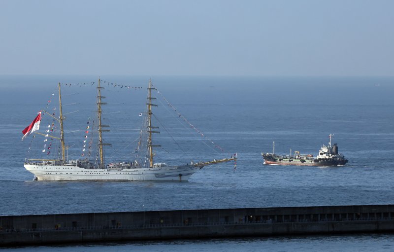 [부산=뉴시스] 하경민 기자 = 인도네시아 해군 실습선 '비마수치함'(KRI BIMA SUCI·2350t)이 13일 오전 부산 남구 해군작전사령부 부산작전기지에 입항하고 있다. 비마수치함은 길이 111m, 폭 13.5m 규모의 대형 범선으로, 이번 부산 방문은 2019년에 이어 2번째다. 2024.09.13. yulnetphoto@newsis.com