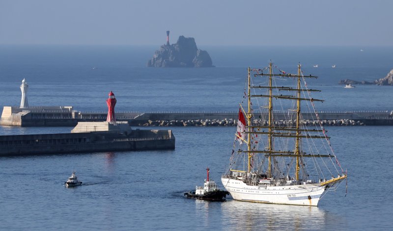 [부산=뉴시스] 하경민 기자 = 인도네시아 해군 실습선 '비마수치함'(KRI BIMA SUCI·2350t)이 13일 오전 부산 남구 해군작전사령부 부산작전기지에 입항하고 있다. 비마수치함은 길이 111m, 폭 13.5m 규모의 대형 범선으로, 이번 부산 방문은 2019년에 이어 2번째다. 2024.09.13. yulnetphoto@newsis.com