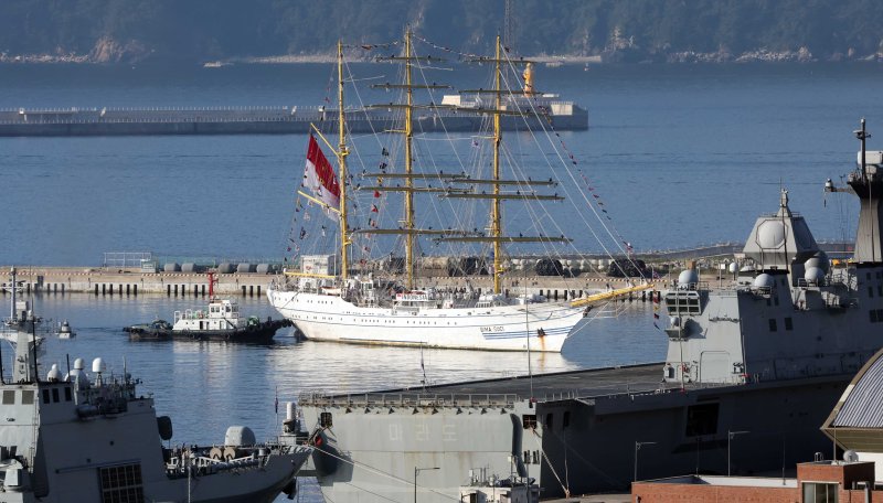 [부산=뉴시스] 하경민 기자 = 인도네시아 해군 실습선 '비마수치함'(KRI BIMA SUCI·2350t)이 13일 오전 부산 남구 해군작전사령부 부산작전기지에 입항하고 있다. 비마수치함은 길이 111m, 폭 13.5m 규모의 대형 범선으로, 이번 부산 방문은 2019년에 이어 2번째다. 2024.09.13. yulnetphoto@newsis.com
