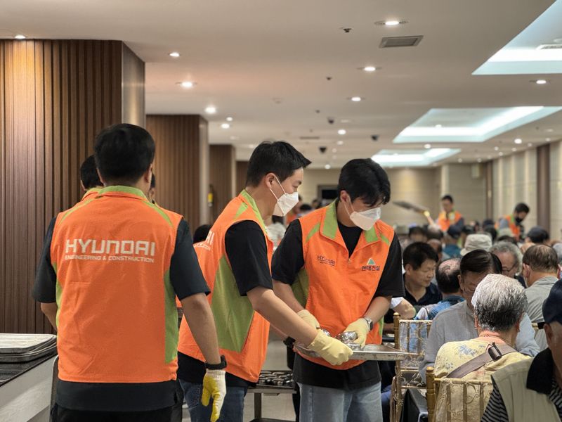 지난 10일 서울 종로구 연지동 기독교연합회관에서 열린 종로구 거주 어르신 500명 초청, 추석 맞이 경로 행사에서 현대건설 임직원들이 배식을 하고 있다. 현대건설 제공