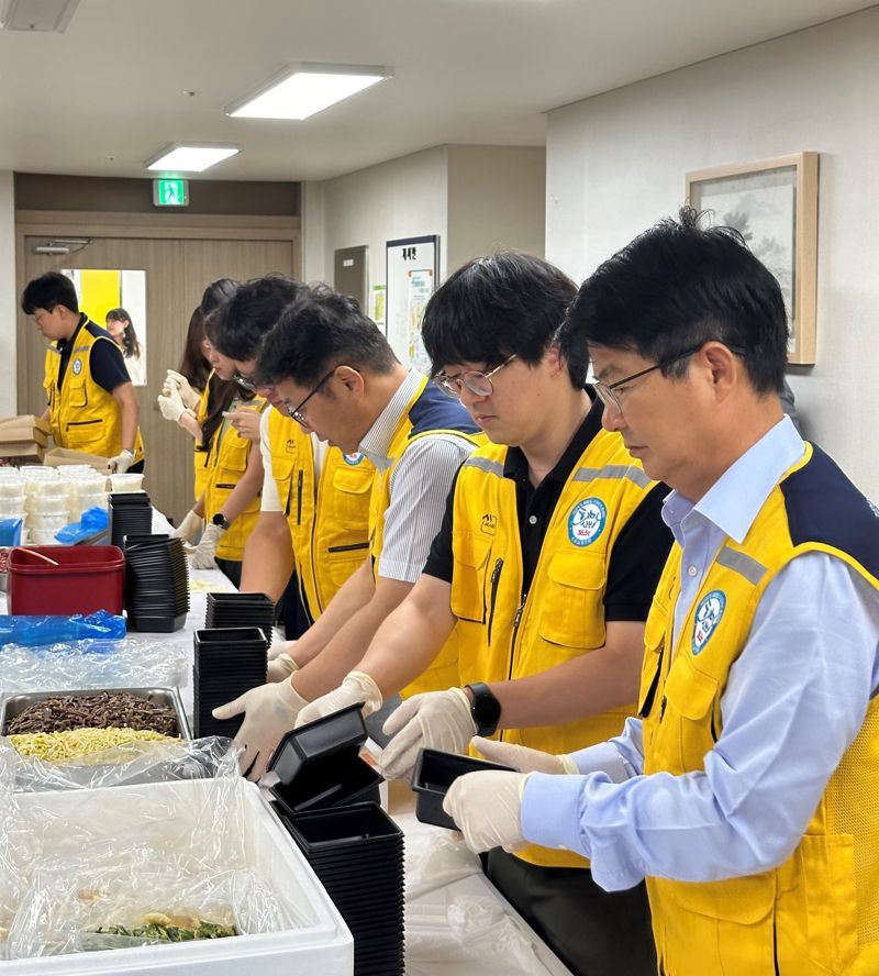 신용보증기금 임직원들이 추석맞이 노사공동 지역 상생 사회공헌활동에 참여해 명절음식을 포장하고 있다. 신용보증기금 제공