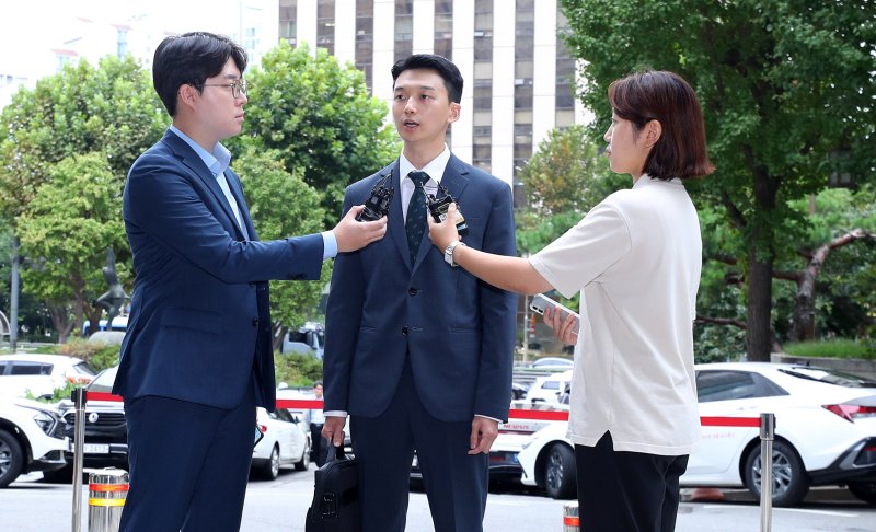 [서울=뉴시스] 김혜진 기자 = 김태근 가톨릭중앙의료원 전공의 대표가 13일 오전 서울 마포구 서울경찰청 광역수사단에서 대한의사협회 전·현직 간부들의 의료법 위반 방조 혐의 관련 참고인 조사에 출석하며 취재진 질문에 답하고 있다. 2024.09.13. jini@newsis.com /사진=뉴시스