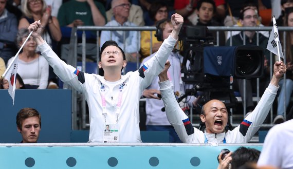 탁구 김기태 선수가 결승전에서 금메달을 획득하자 환호하는 배동현 선수단장과 정진완 대한장애인체육회장