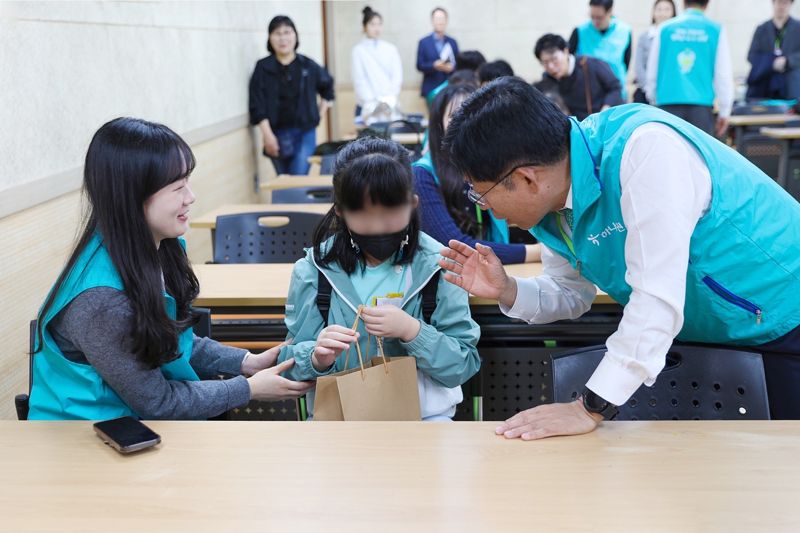 강성묵 하나증권 대표이사(오른쪽 첫번째)와 하나증권 임직원이 서울맹학교에서 봉사활동을 진행 중이다. 하나증권 제공.