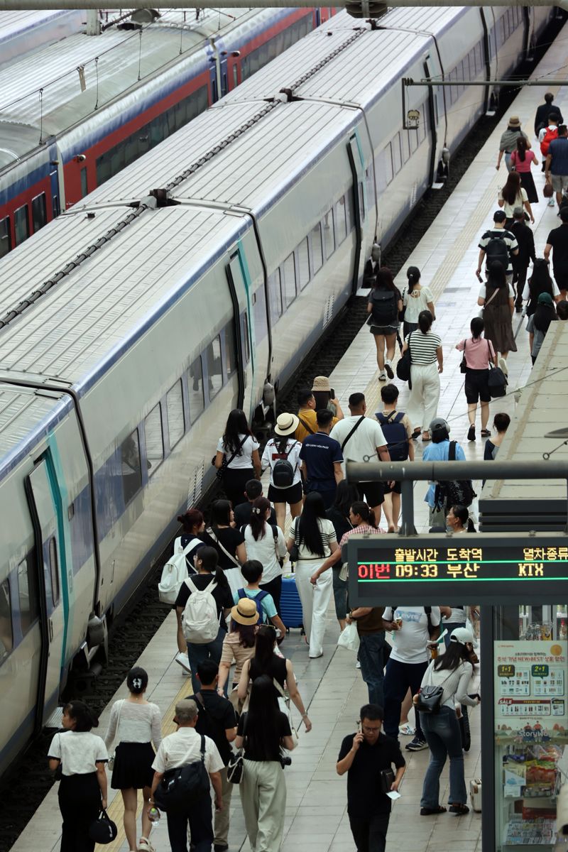 추석 연휴를 하루 앞둔 13일 서울역에서 귀성객들이 열차에 탑승하기 위해 이동하고 있다. 사진=서동일 기자