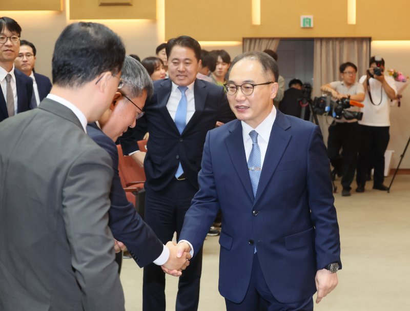 이원석 검찰총장이 13일 서울 서초구 대검찰청에서 열린 퇴임식에서 직원과 악수하고 있다./사진=연합뉴스