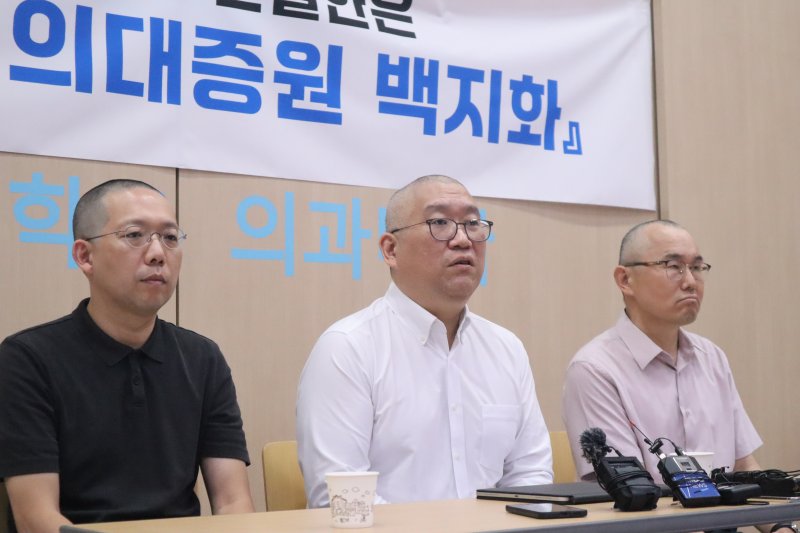 채희복 충북대의대 비상대책위원장, 박평재 고려대의대 비대위원장, 김충효 강원대의대 비대위원장이 13일 충북대 의대 본관 첨단강의실에서 5일간의 단식 투쟁을 마친 뒤 소감을 밝히고 있다.2024.09.13./뉴스1 박건영 기자 /사진=뉴스1