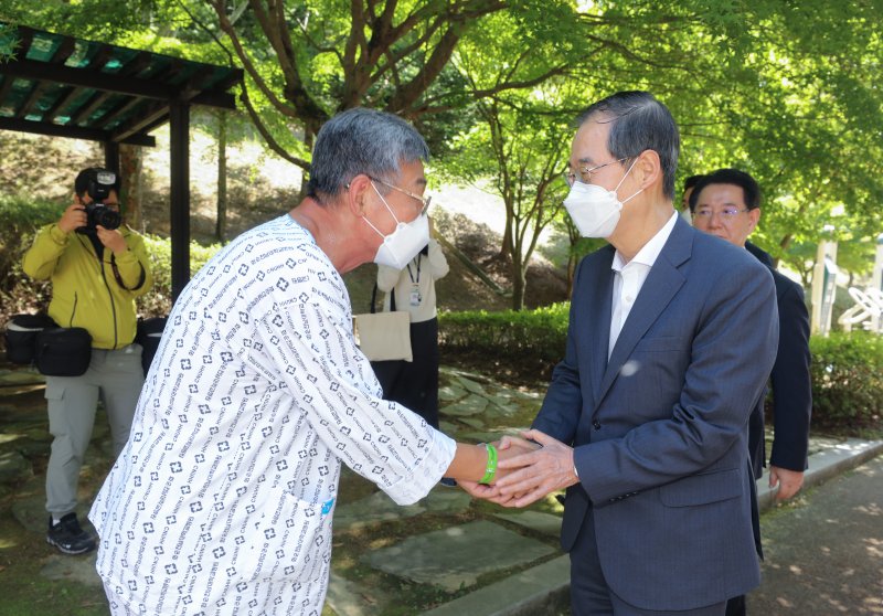 한덕수 총리, 추석 연휴 앞두고 지역 의료현장 방문 (화순=연합뉴스) 배재만 기자 = 한덕수 국무총리가 13일 오전 전라남도 화순군 화순전남대병원을 찾아 입원 중인 환자를 위로하고 있다. 2024.9.13 scoop@yna.co.kr (끝)