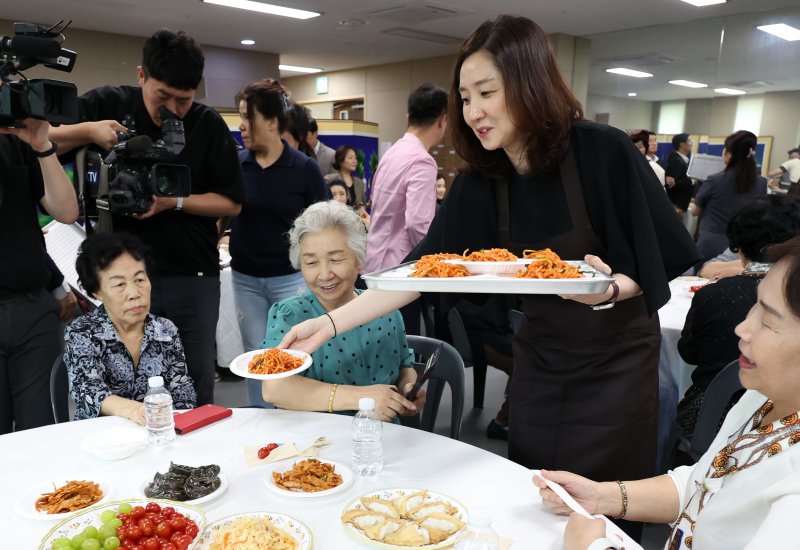 김수경 통일부 차관이 13일 서울 강서구 남북통합문화센터에서 열린 2024 탈북민 어르신 초청 추석 맞이 고향 음식 나눔 행사에서 어르신들에게 음식을 전하고 있다. 사진=뉴시스